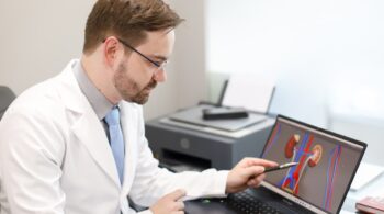 Dr. Tiago Guirro, urologista, explicando a cauterização de HPV no consultório