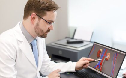 Dr. Tiago Guirro, urologista, explicando a cauterização de HPV no consultório